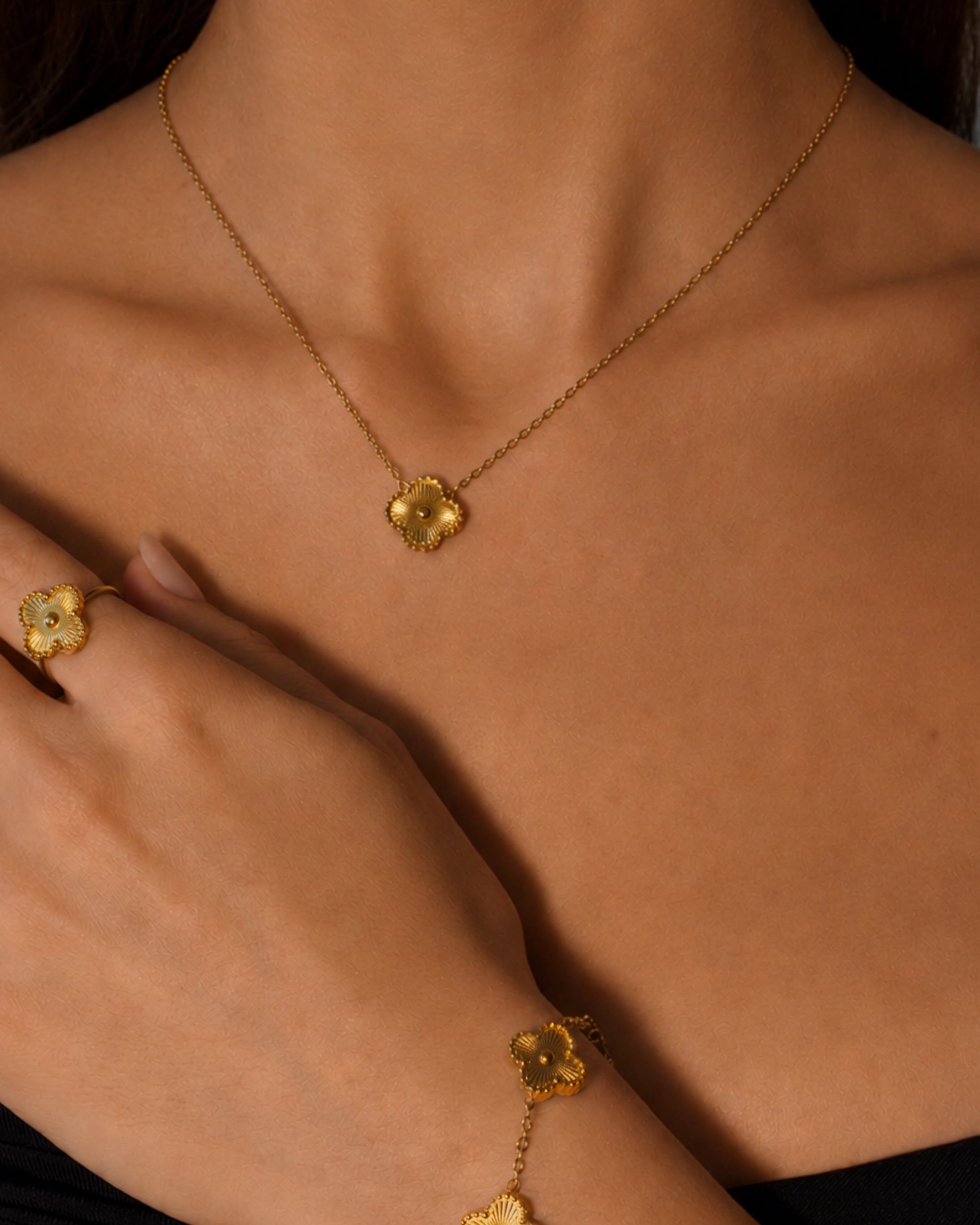 ALMA GOLD NECKLACE